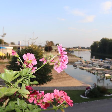 Apartments Marina Apatin Eksteriør bilde